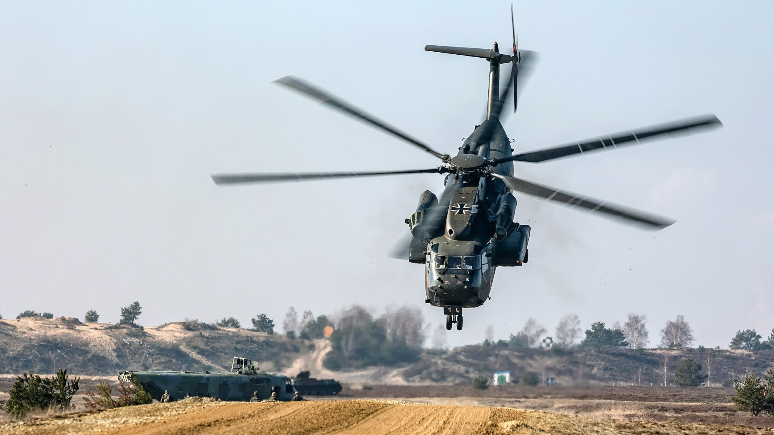 西甲裁判在关键赛事中的语言风格变化与判罚一致性研究,意甲著名裁判