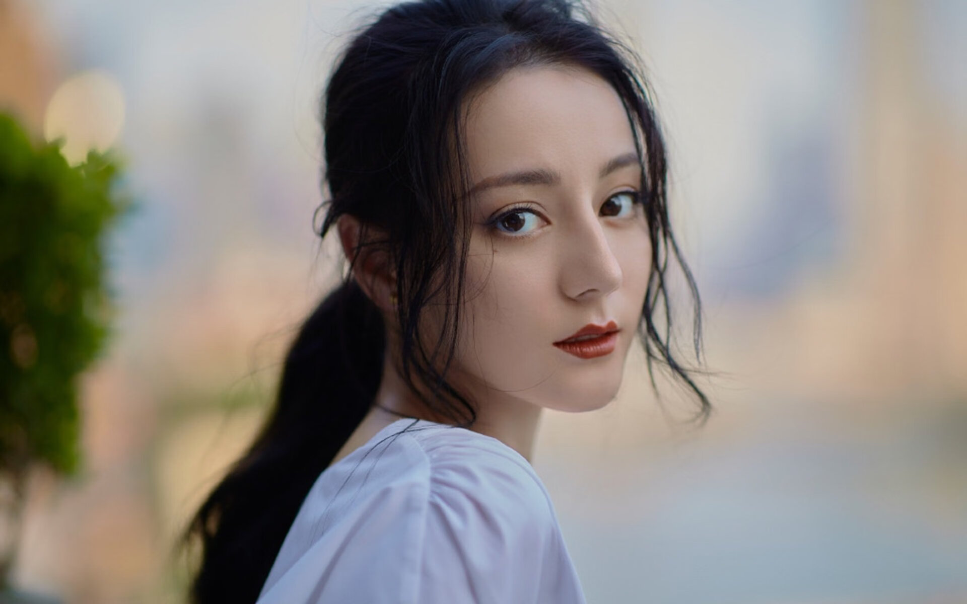 爱游戏官方-LOL赛后选手落泪引发网友共情圈粉无数，lol职业比赛选手后面的人是什么