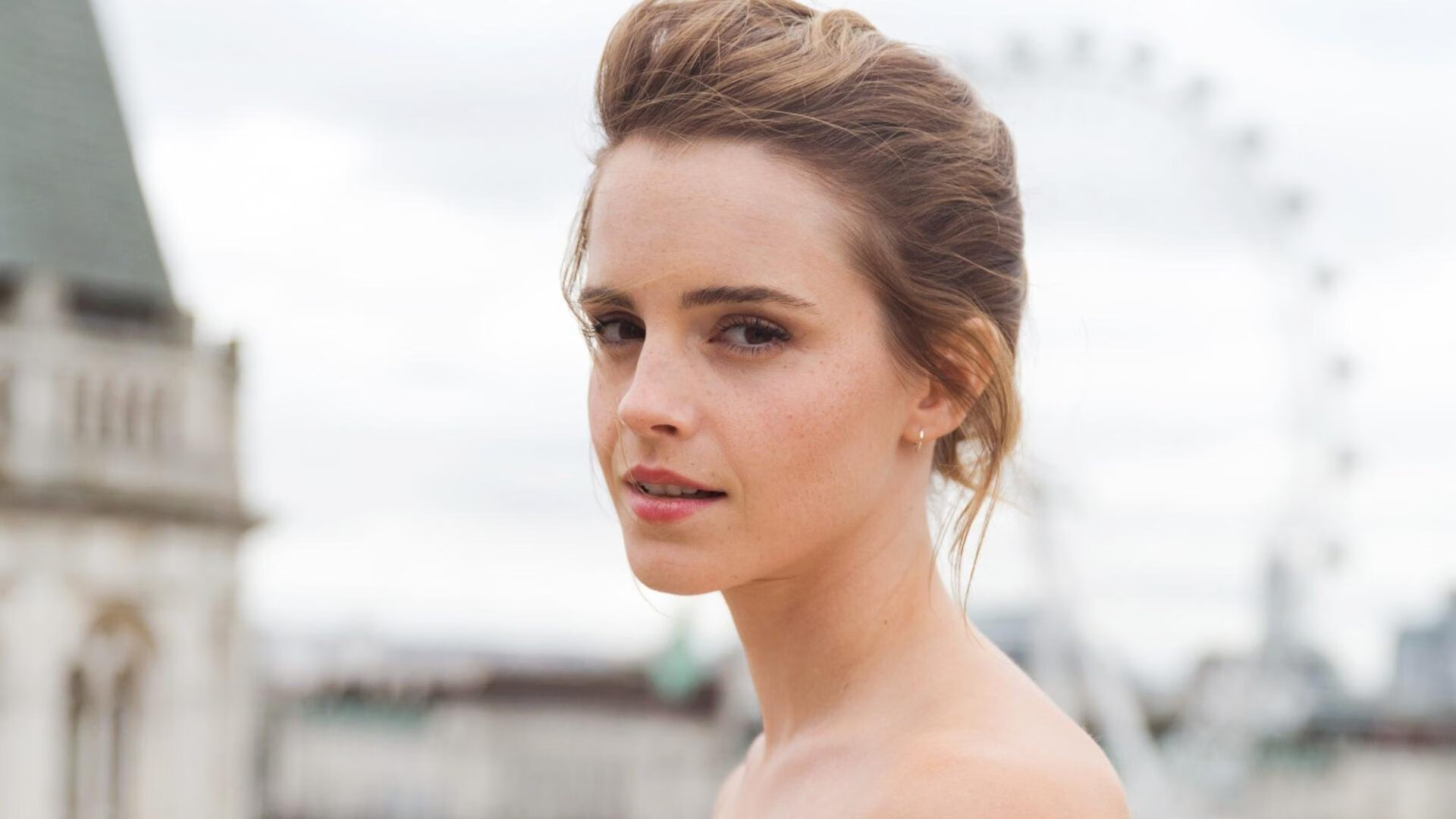 冈比亚男篮在非洲锦标赛中奋勇拼搏，竞争激烈